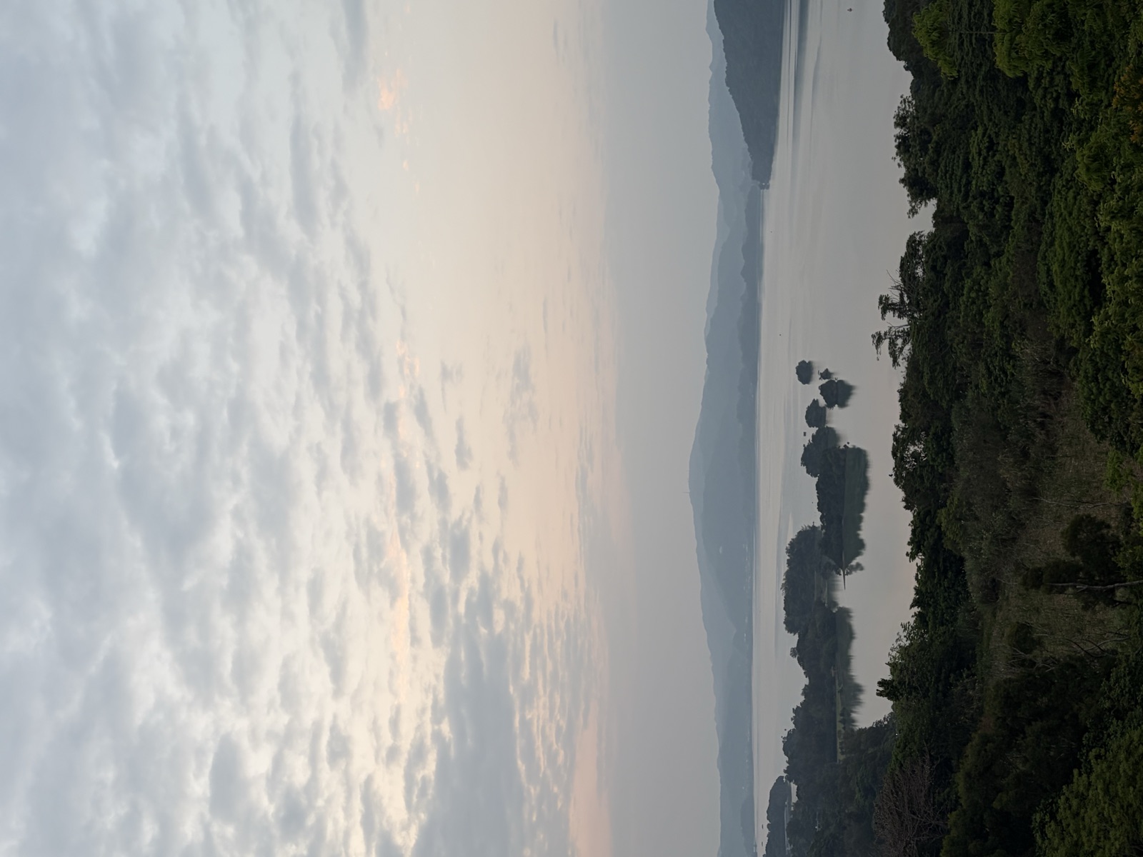 湾に昇る朝日