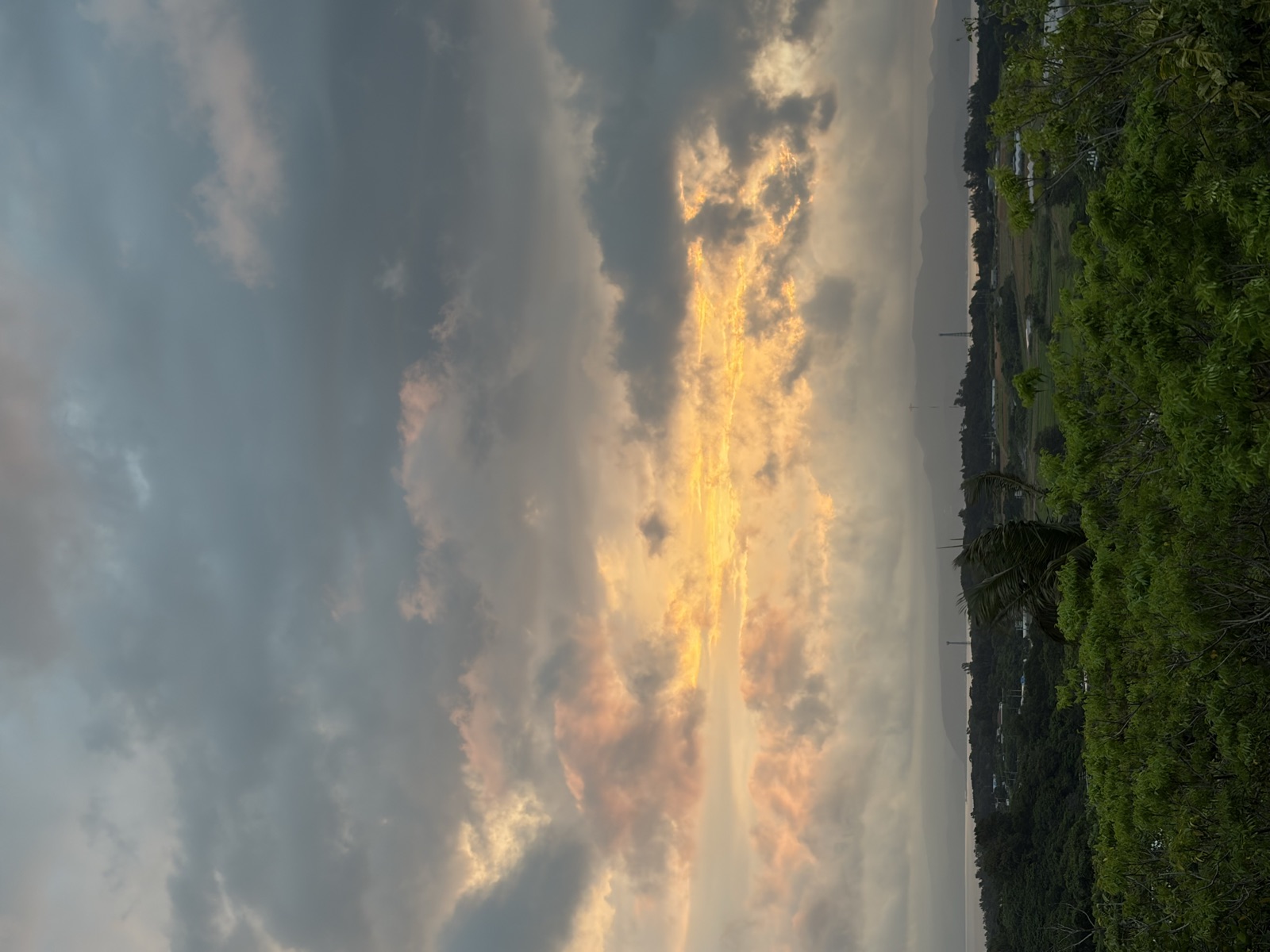 今帰仁の夕暮れの空