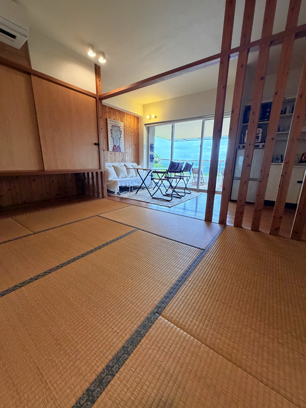 海宙 IKIGAI stay. の和室リビングと海を望むテラス